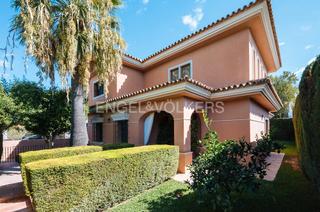 Casa a Zona Universitaria. Exclusiva vivienda en urbanización privada de bormujos
