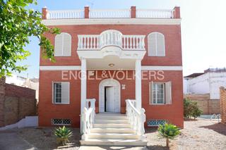 Maison à Palacios y Villafranca (Los). Chalet independiente con espaciosa parcela en el núcleo urbano d