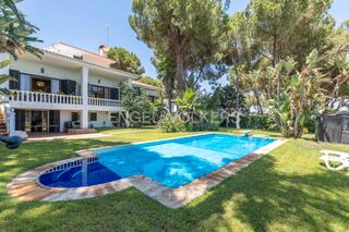 Maison à Oromana. Majestuosa residencia en entorno natural con jardines y piscina