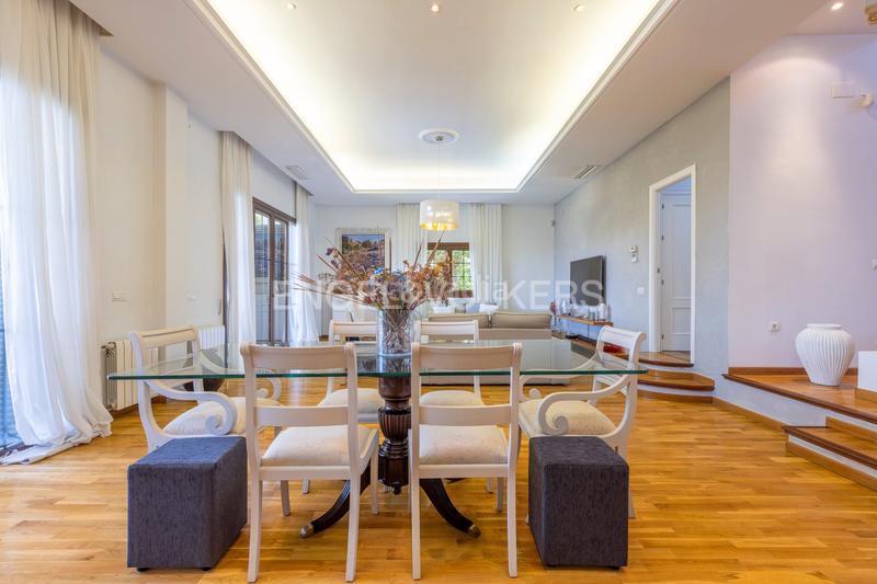 Foto 9238c83e-0e41-47d6-855b-7a147ab96632. Casa amb calefacció aparcament piscina a Oromana Alcalá de Guadaira