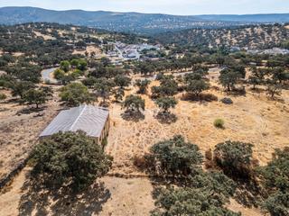 Terreno residencial en Castillo de las Guardas (El). Finca con nave ganadera y acceso directo desde la carretera en l