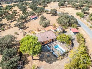 Masía en Castillo de las Guardas (El). Conjunto de fincas con viviendas, cuadras y nave ganadera en la