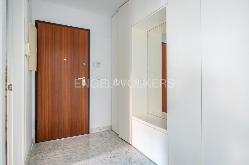 Foto 3eda5ab9-2307-4304-a786-f526fcd24679. Apartament amb calefacció aparcament a Barrio del Nervión Sevilla