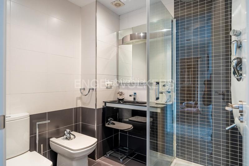 Foto 7cee5ab1-edb9-4d00-b81d-aad6fb199b50. Apartament amb calefacció aparcament a Barrio del Nervión Sevilla