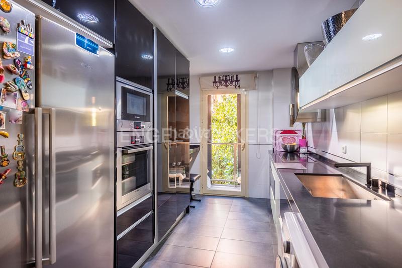 Foto eb68c3a4-3087-44e9-a095-4d65cdd84299. Apartament amb calefacció aparcament a Barrio del Nervión Sevilla