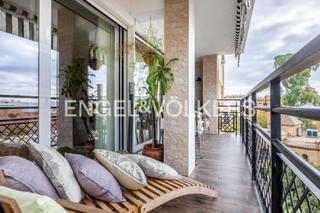 Appartement in El Porvenir. Amplia vivienda con terraza y piscina en urbanización  privada d
