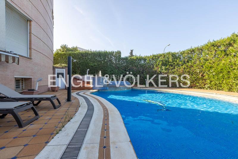 Foto e4a1a693-e802-4319-8c1e-ea7878f96446. Haus mit heizung pool in La Motilla - Fuente del Rey Dos Hermanas