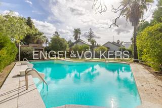 Casa a Santa Eufemia. Residencia de autor con jardín, piscina y vistas panorámicas en