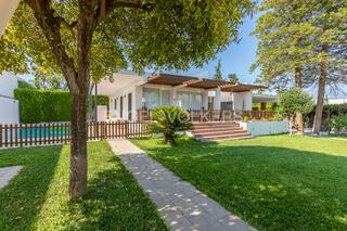 Casa a Santa Eufemia. Explosión de vida en chalet independiente con piscina junto a se