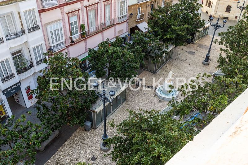 Foto e39850a2-b2ac-4867-bbe1-e67cb8fef911. Pis amb calefacció a Centro Histórico Cádiz