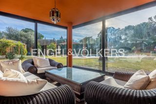 Casa a Simon Verde. Majestuosa casa de lujo con piscina y jardín en la exclusiva mai