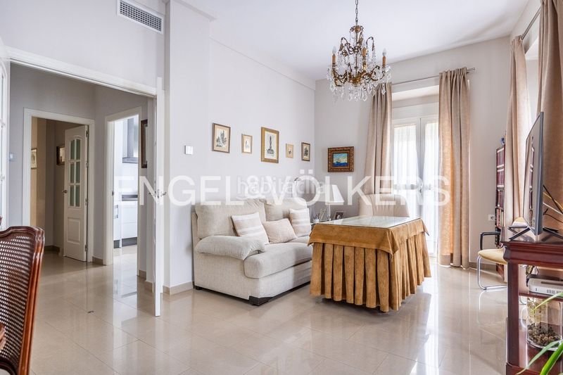 Piso  Calle recaredo. Piso con carácter en ronda histórica 5 balcones, techos de 3,45