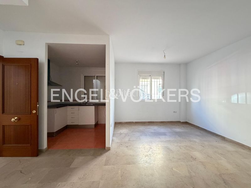 Foto fafa8f03-1943-4873-9771-8fc8f46e7cd2. Pis amb calefacció aparcament a Centro Alcalá de Guadaira