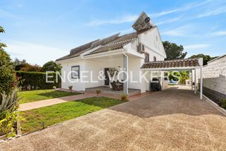 Casa en Cerros de Montequinto. Engel  völkers presenta sofisticación y bienestar en el corazón