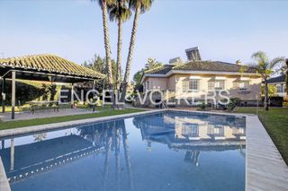Maison à Cerros de Montequinto. Majestuoso chalet independiente con gran jardín y piscina en los