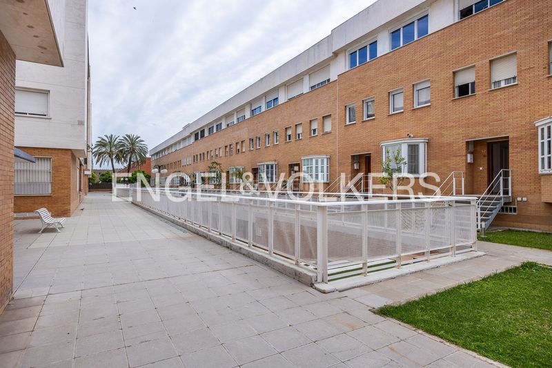 Foto 3869e535-ef8e-4c68-bcb4-69ac2e6ed2cc. Casa amb calefacció aparcament piscina a El Cano - Los Bermejales Sevilla