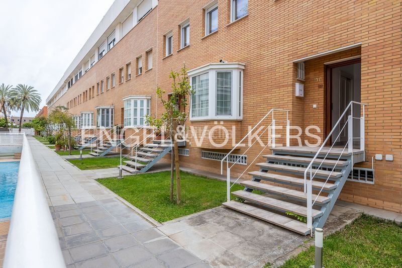 Foto b7ffb717-28d5-4a05-8c22-439252424c1c. Casa amb calefacció aparcament piscina a El Cano - Los Bermejales Sevilla