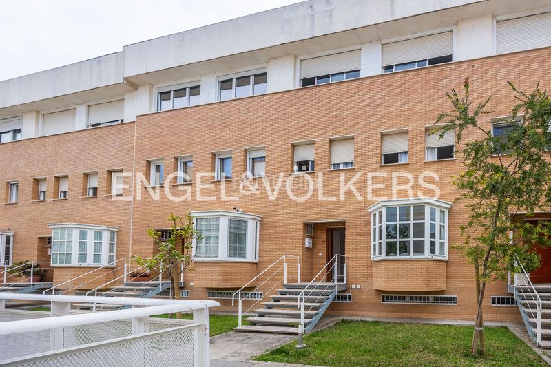 Foto d0499813-92c8-47a4-9850-7d1340fe86c9. Casa amb calefacció aparcament piscina a El Cano - Los Bermejales Sevilla