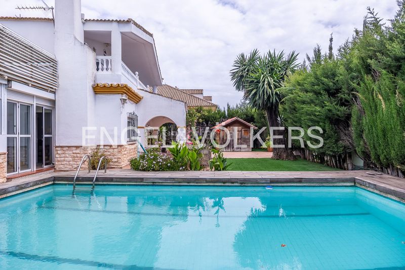Foto b1b804d0-975d-4056-8f92-b90bdab361aa. Casa amb calefacció a La Motilla - Fuente del Rey Dos Hermanas