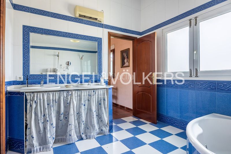 Foto cf042dee-bc7e-42e8-91ca-e0a58e1c037e. Casa amb calefacció a La Motilla - Fuente del Rey Dos Hermanas