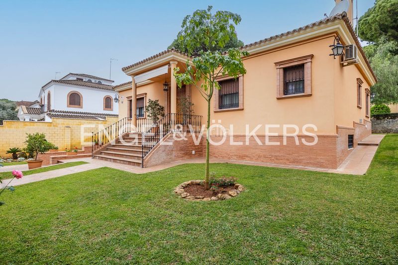 Foto 303a8031-bec5-419f-982a-af7e89399619. Casa amb calefacció aparcament piscina a Oromana Alcalá de Guadaira