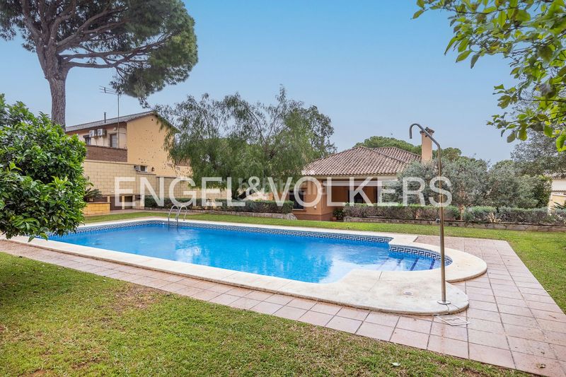 Foto 5f985ded-d669-4207-8eb7-fc46d8804d70. Casa amb calefacció aparcament piscina a Oromana Alcalá de Guadaira