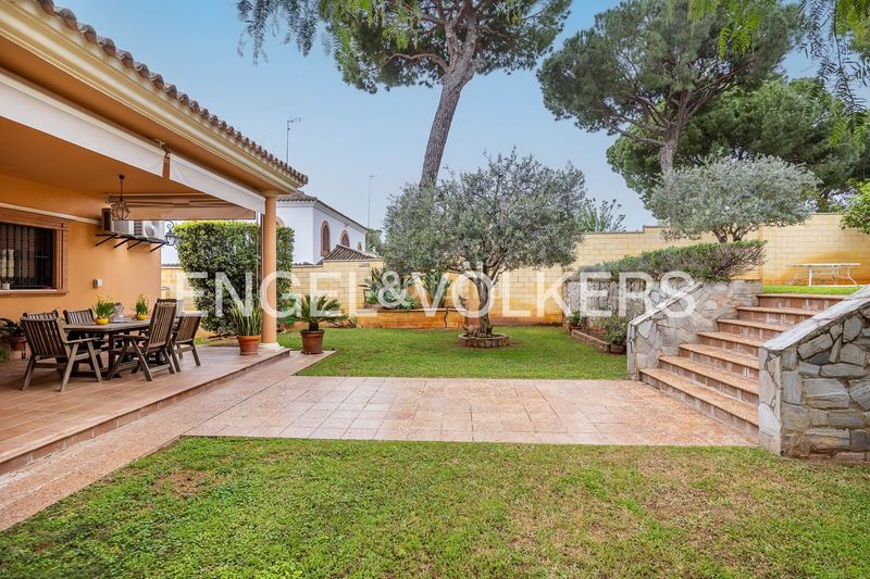 Foto 6a88512d-73fd-482f-9424-702a58f66a73. Casa amb calefacció aparcament piscina a Oromana Alcalá de Guadaira