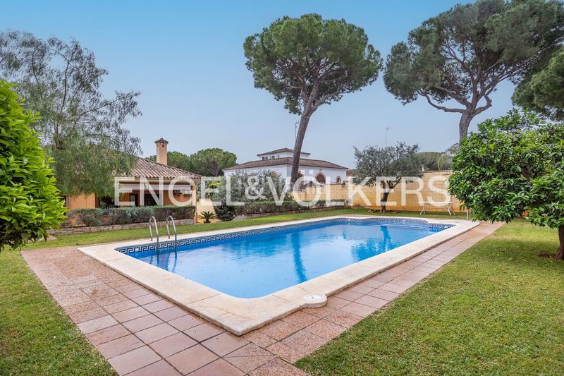 Foto 7fb8368d-b357-4a77-a27f-71e1a2361279. Casa amb calefacció aparcament piscina a Oromana Alcalá de Guadaira