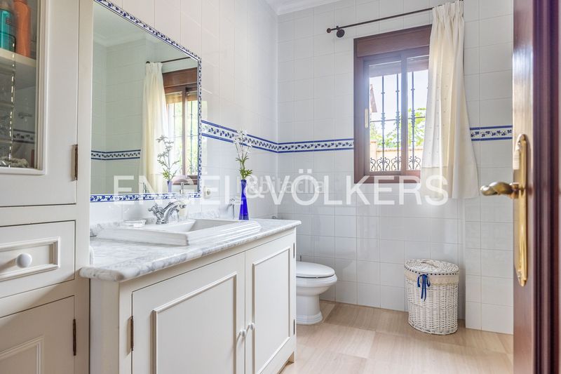 Foto f3c2e506-eedc-42a3-9b88-17ca08d06607. Casa amb calefacció aparcament piscina a Oromana Alcalá de Guadaira