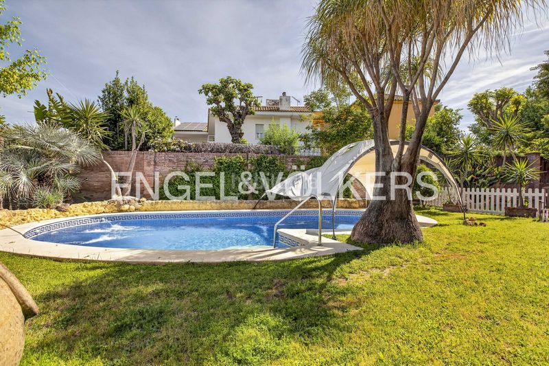 Foto 403b8738-79e4-40b6-9141-d97946a551c1. Casa amb calefacció aparcament piscina a Santa Clara Sevilla