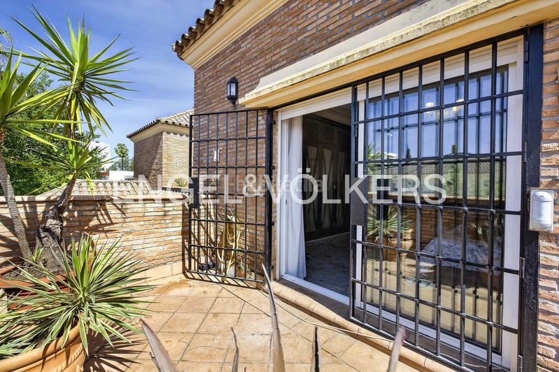 Foto 4c9112d5-bd3e-44dc-b5c8-16f31e0e1ddf. Casa amb calefacció aparcament piscina a Santa Clara Sevilla