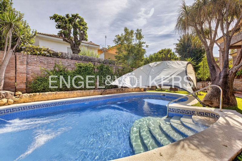 Foto c016c3f1-7ca4-4aaf-893e-af7921b97b96. Casa amb calefacció aparcament piscina a Santa Clara Sevilla