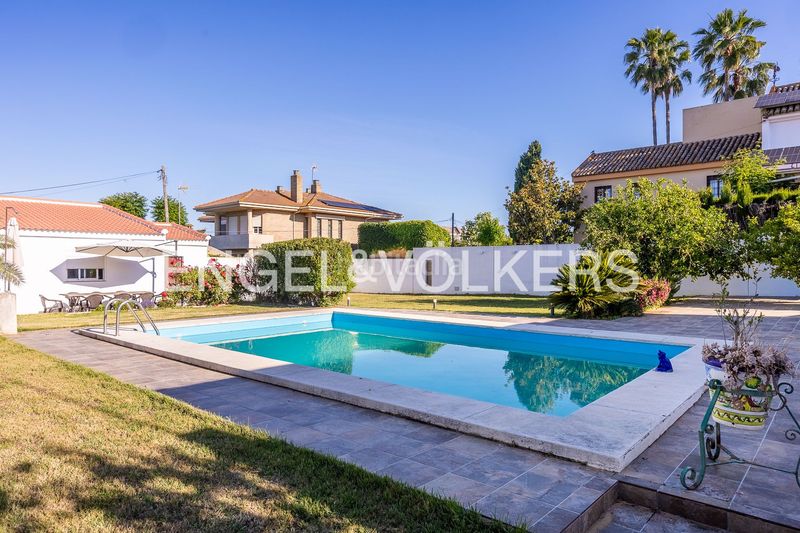 Foto 64890ddb-6da4-47d5-a505-436270075ccc. Casa amb calefacció aparcament piscina a Valencina de la Concepción
