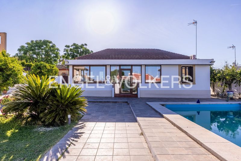 Foto b045ce76-484f-4009-b6ba-d561734913c4. Casa amb calefacció aparcament piscina a Valencina de la Concepción