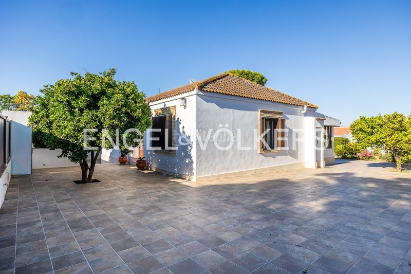 Foto ee99c6a6-3dfa-4064-a59d-c422b9f45b19. Casa amb calefacció aparcament piscina a Valencina de la Concepción