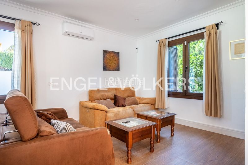 Foto f90a1ea6-6ae2-4288-bc0d-1c90809fbd6e. Casa amb calefacció aparcament piscina a Valencina de la Concepción