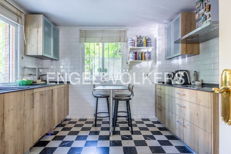 Foto 4e5a7d8a-847d-42cc-a9f5-46e524b2694e. Casa amb calefacció aparcament piscina a Heliópolis Sevilla
