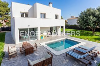 Maison à Santa Eufemia. Villa de lujo de reciente construcción con piscina y vistas pano