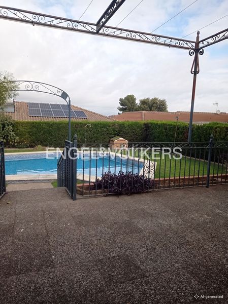 Foto 146bb23a-a1f5-4044-8113-aec22b443ede. Casa amb calefacció aparcament piscina a La Motilla - Fuente del Rey Dos Hermanas