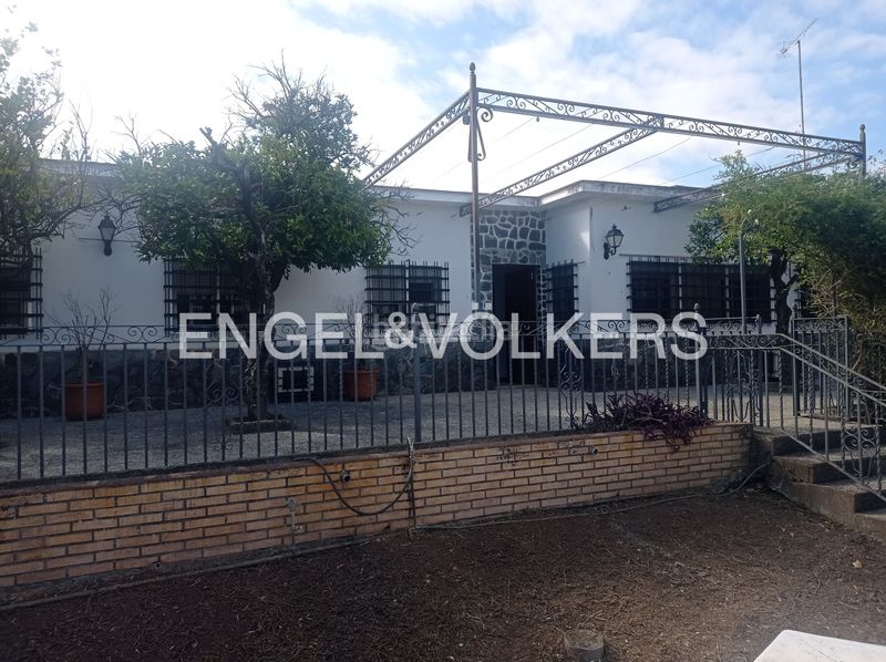 Foto 2a921f69-8661-405d-9175-5c6c35b89640. Casa amb calefacció aparcament piscina a La Motilla - Fuente del Rey Dos Hermanas