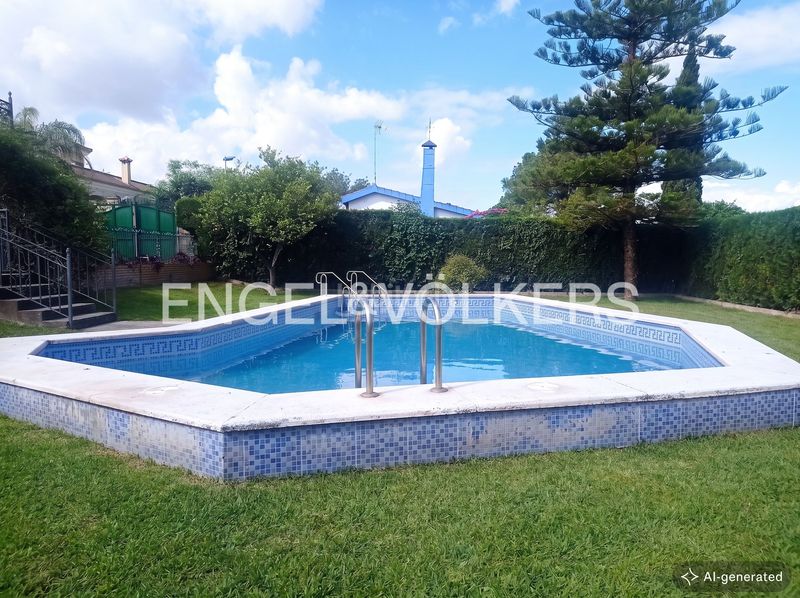 Foto 2e61c3e2-4447-48b4-adcf-51e7f385e111. Casa amb calefacció aparcament piscina a La Motilla - Fuente del Rey Dos Hermanas