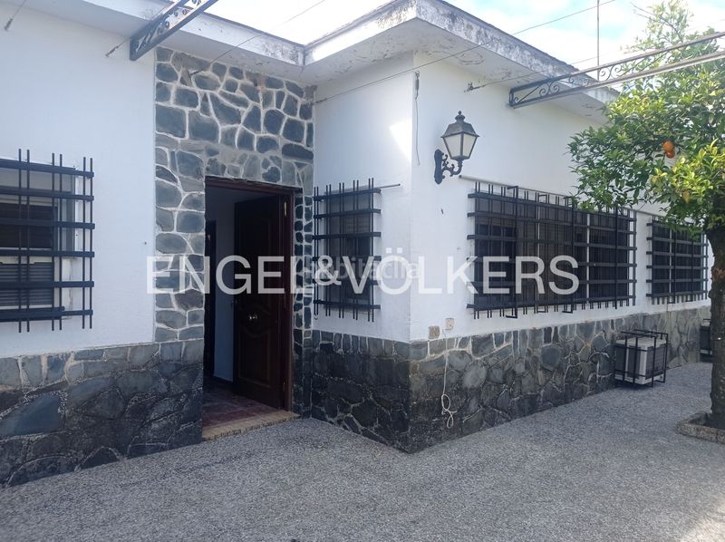 Foto 5662d423-3fcc-4213-a25e-555d8e4be891. Casa amb calefacció aparcament piscina a La Motilla - Fuente del Rey Dos Hermanas