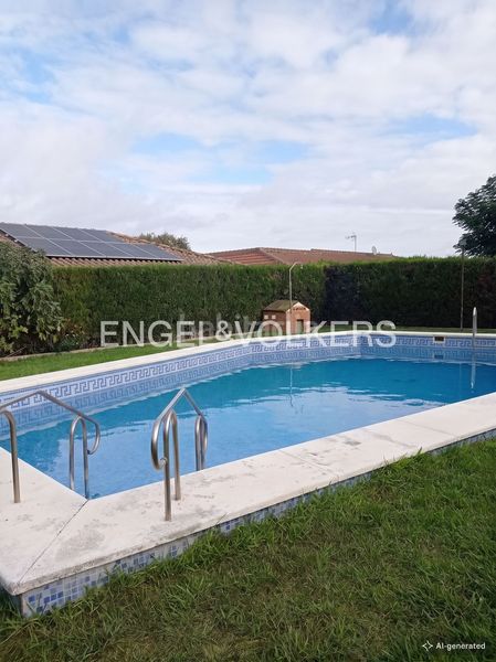 Foto 5b49b641-b2ac-4586-9282-5fe08fe34036. Casa amb calefacció aparcament piscina a La Motilla - Fuente del Rey Dos Hermanas