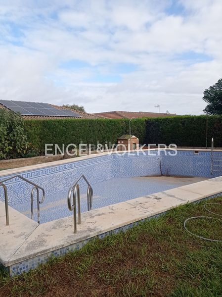Foto 943ab84f-4e2e-400b-9c9d-28ec13d1676c. Casa amb calefacció aparcament piscina a La Motilla - Fuente del Rey Dos Hermanas
