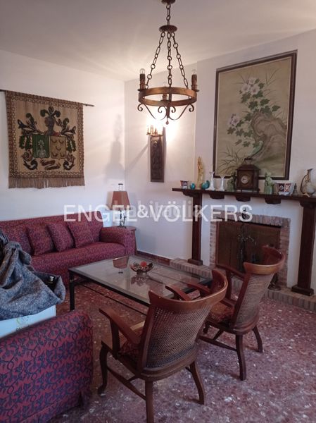 Foto 9666b988-dfb6-4d09-b434-1057756b8037. Casa amb calefacció aparcament piscina a La Motilla - Fuente del Rey Dos Hermanas