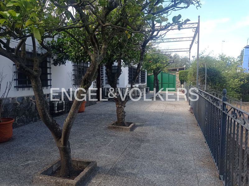 Foto a0b141bf-92a5-415c-8e73-b06ad01f37a7. Casa amb calefacció aparcament piscina a La Motilla - Fuente del Rey Dos Hermanas