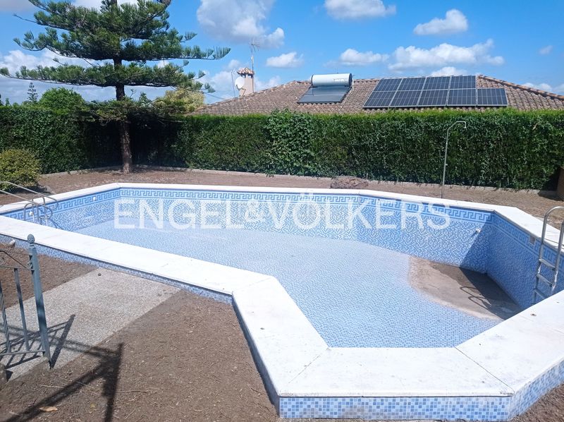 Foto e9449cc7-3435-42c8-a837-506f43900da5. Casa amb calefacció aparcament piscina a La Motilla - Fuente del Rey Dos Hermanas