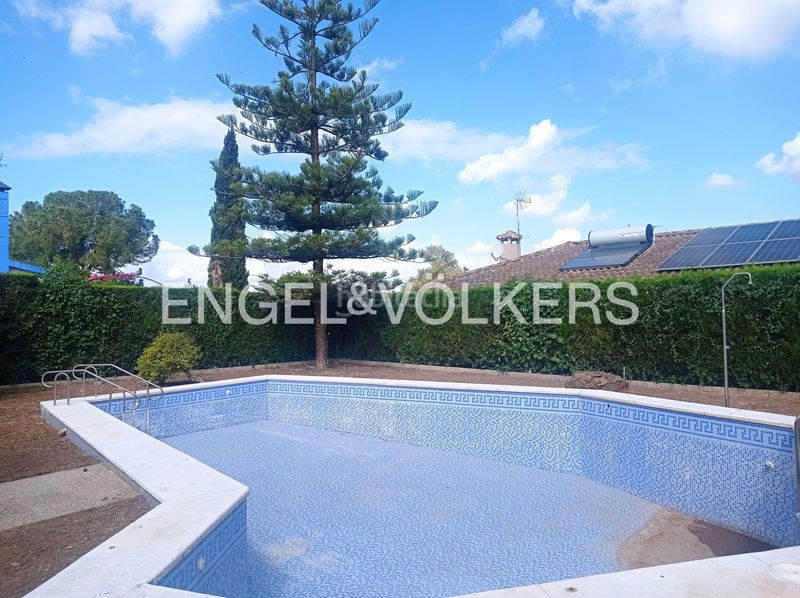 Foto f8bbc6e0-8a45-42a6-ab7f-975e55e701f8. Casa amb calefacció aparcament piscina a La Motilla - Fuente del Rey Dos Hermanas