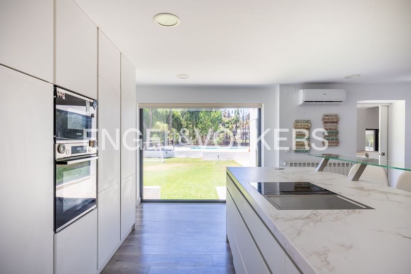 Foto a8de5632-3d5a-4b89-ad9a-b54adef155dc. Casa amb calefacció aparcament piscina a La Motilla - Fuente del Rey Dos Hermanas
