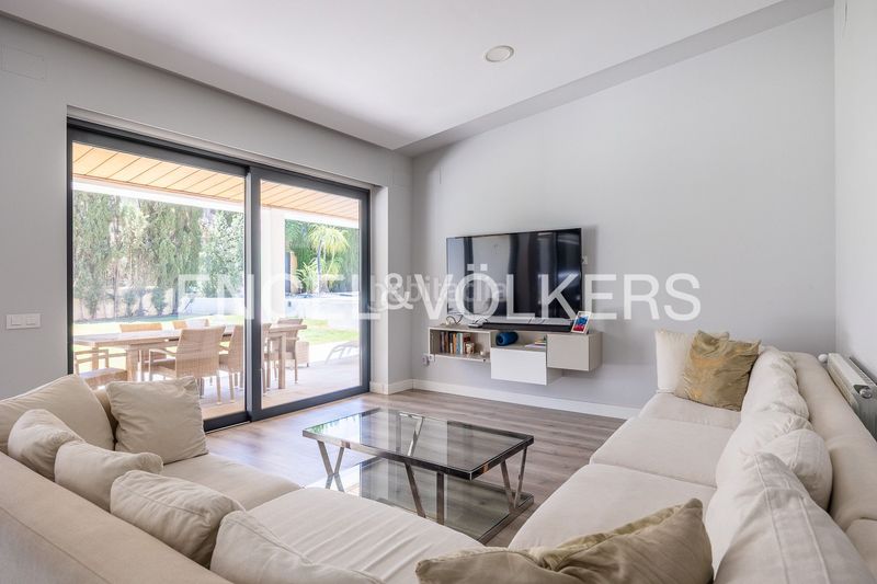 Foto dfb5f89f-1f86-47c3-aa92-f736814543fb. Casa amb calefacció aparcament piscina a La Motilla - Fuente del Rey Dos Hermanas